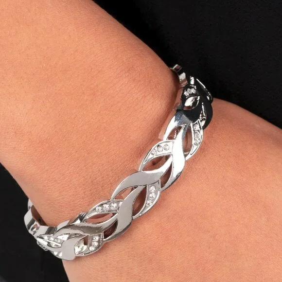 Paparazzi Jewelry - Editor-in-LEAF - White Bracelet - Vintage - Picture 3 of 4